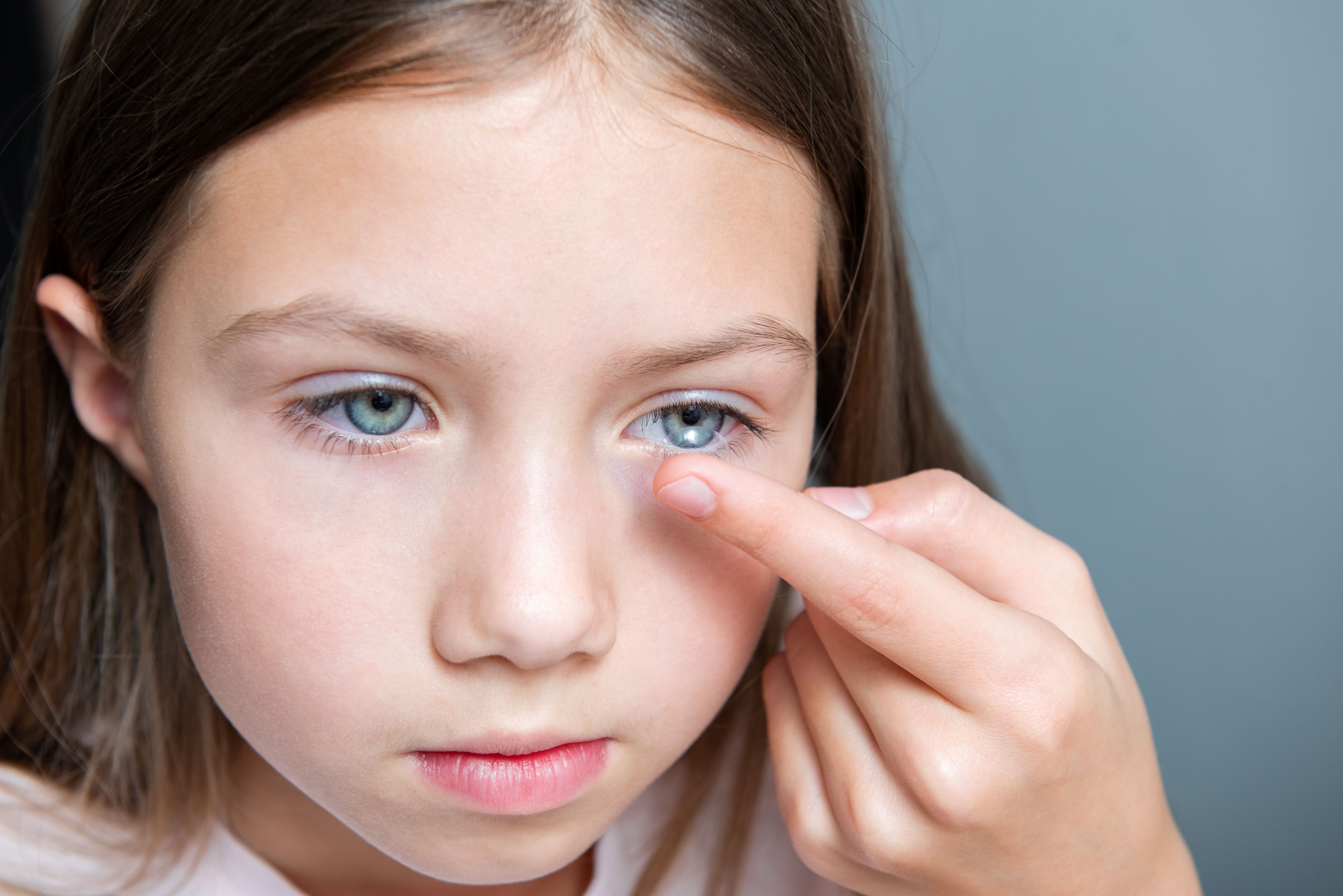 child putting in contact lenses